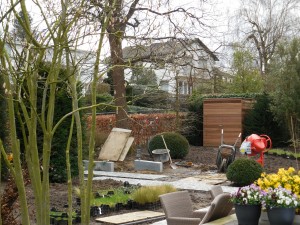 aanleg tuin bij moderne villa met groot hoogteverschil